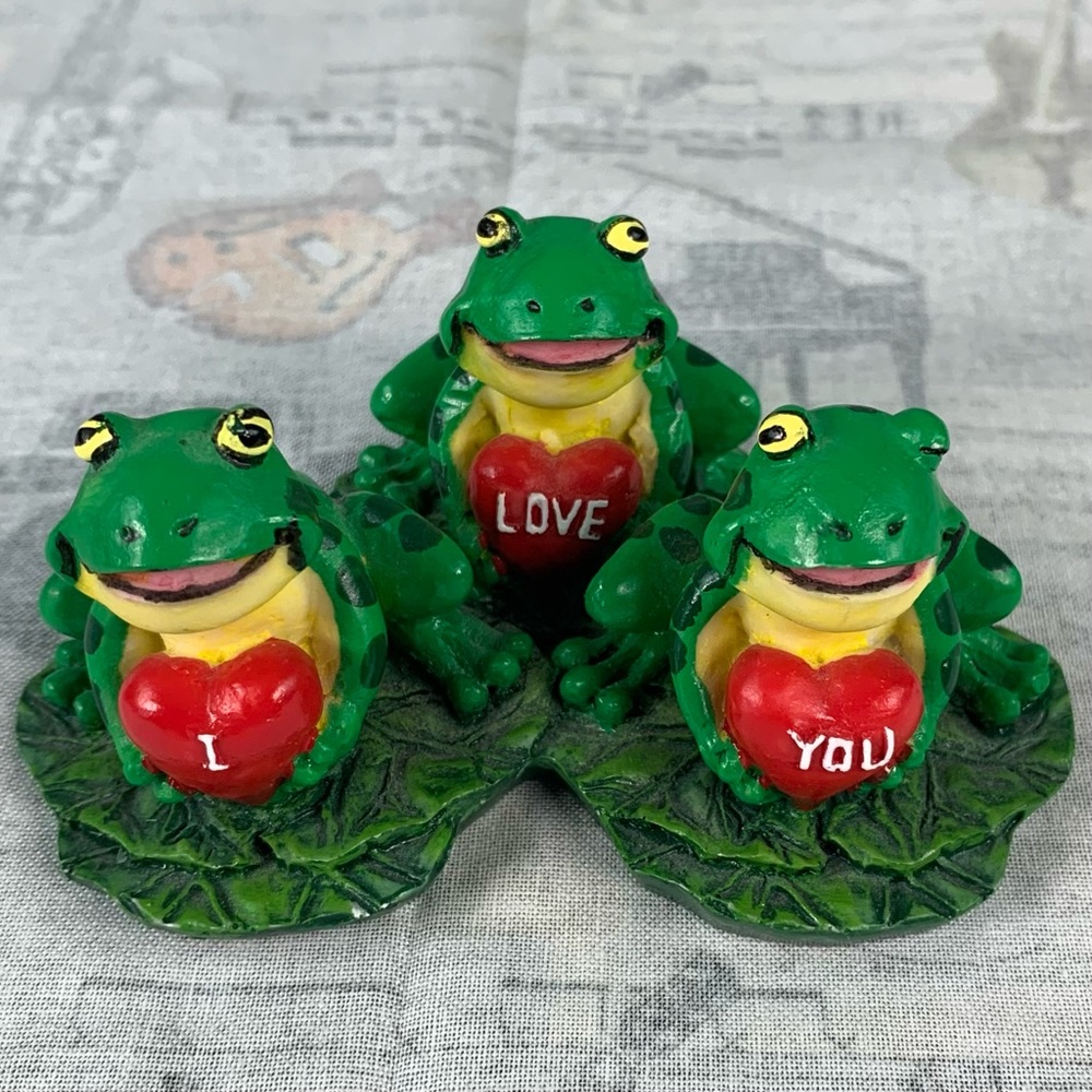 “I Love You” frogs, water lily leaves and hearts.